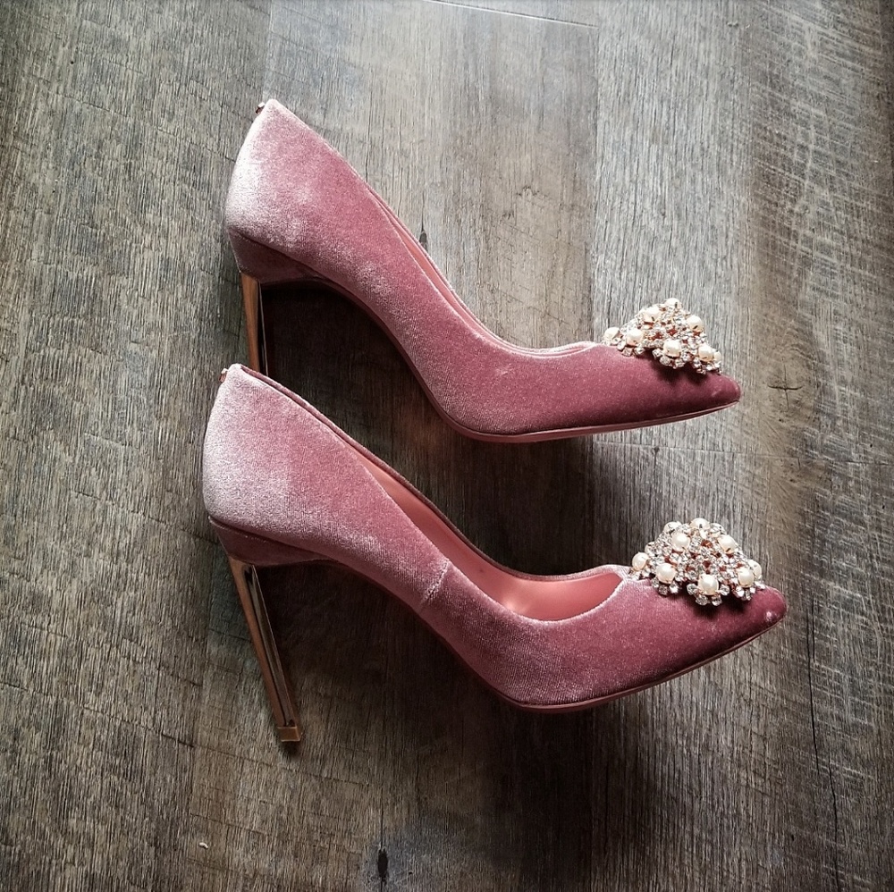 🚫SOLD🚫NEW TED BAKER JEWELED VELVET PUMPS - Picture 7 of 8